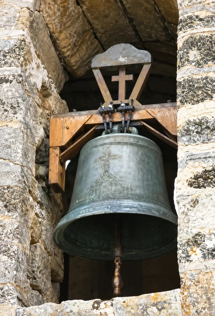 Campana de San Miguel de 1826 en el vano derecho de la espadaña de Benamira