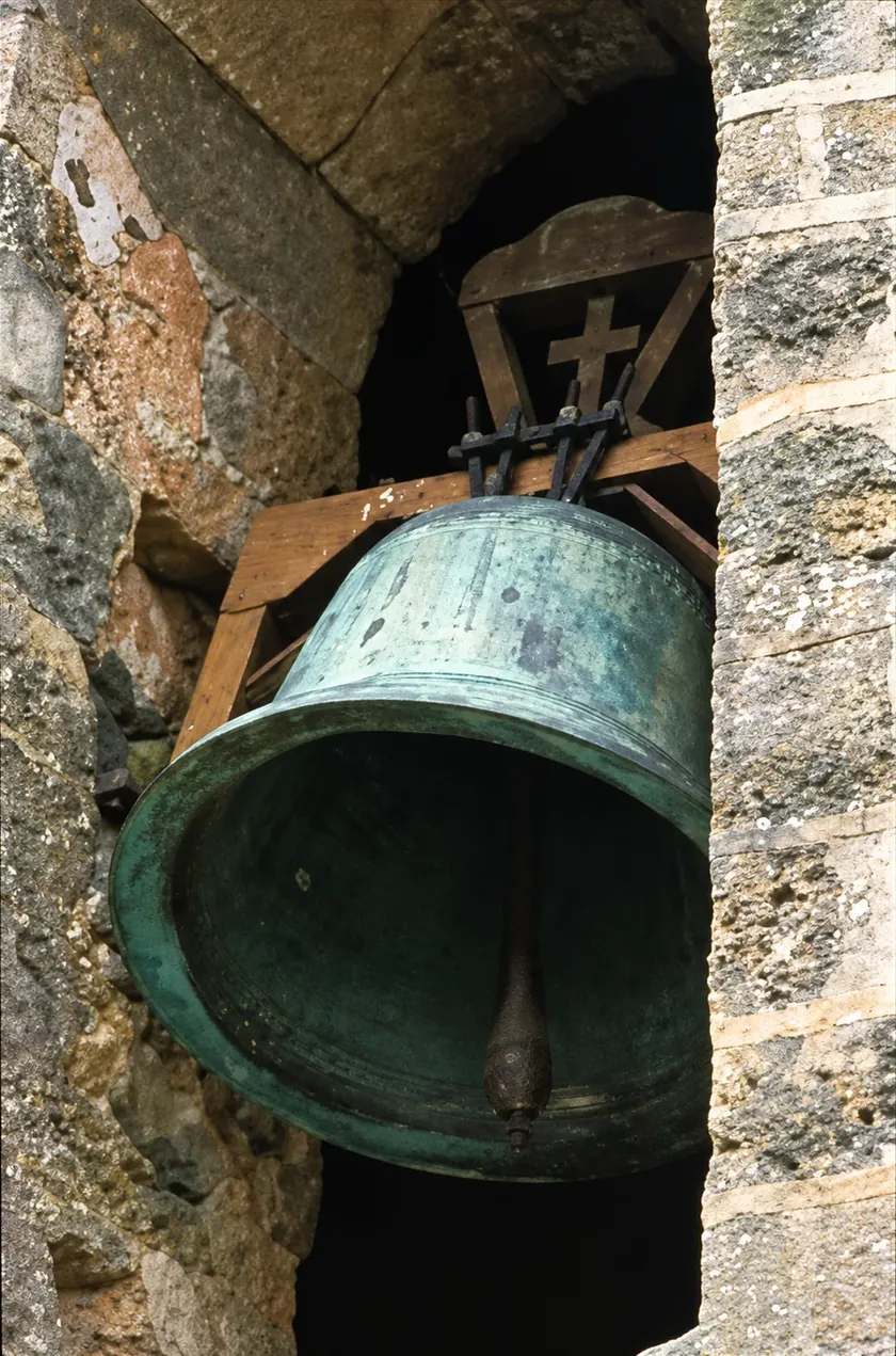 Campana de San Miguel de 1895 en el vano izquierdo de la espadaña de Benamira