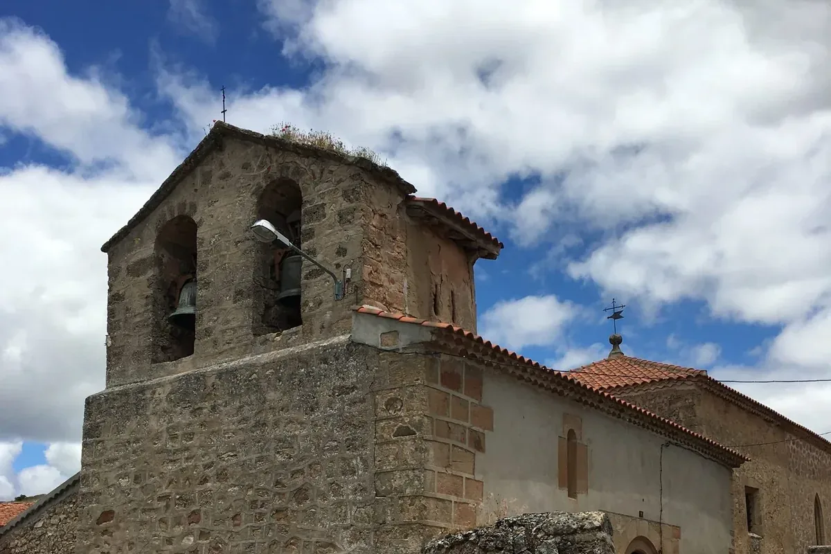 Espadaña de la iglesia de San Miguel Arcángel de Benamira con sus dos campanas