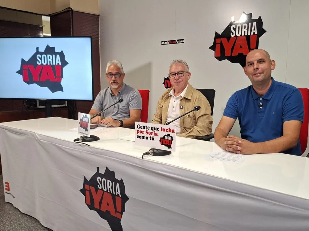 Fernando del Amo, a la derecha, en una rueda de prensa de Soria ¡YA! junto a otros dos miembros de la formación