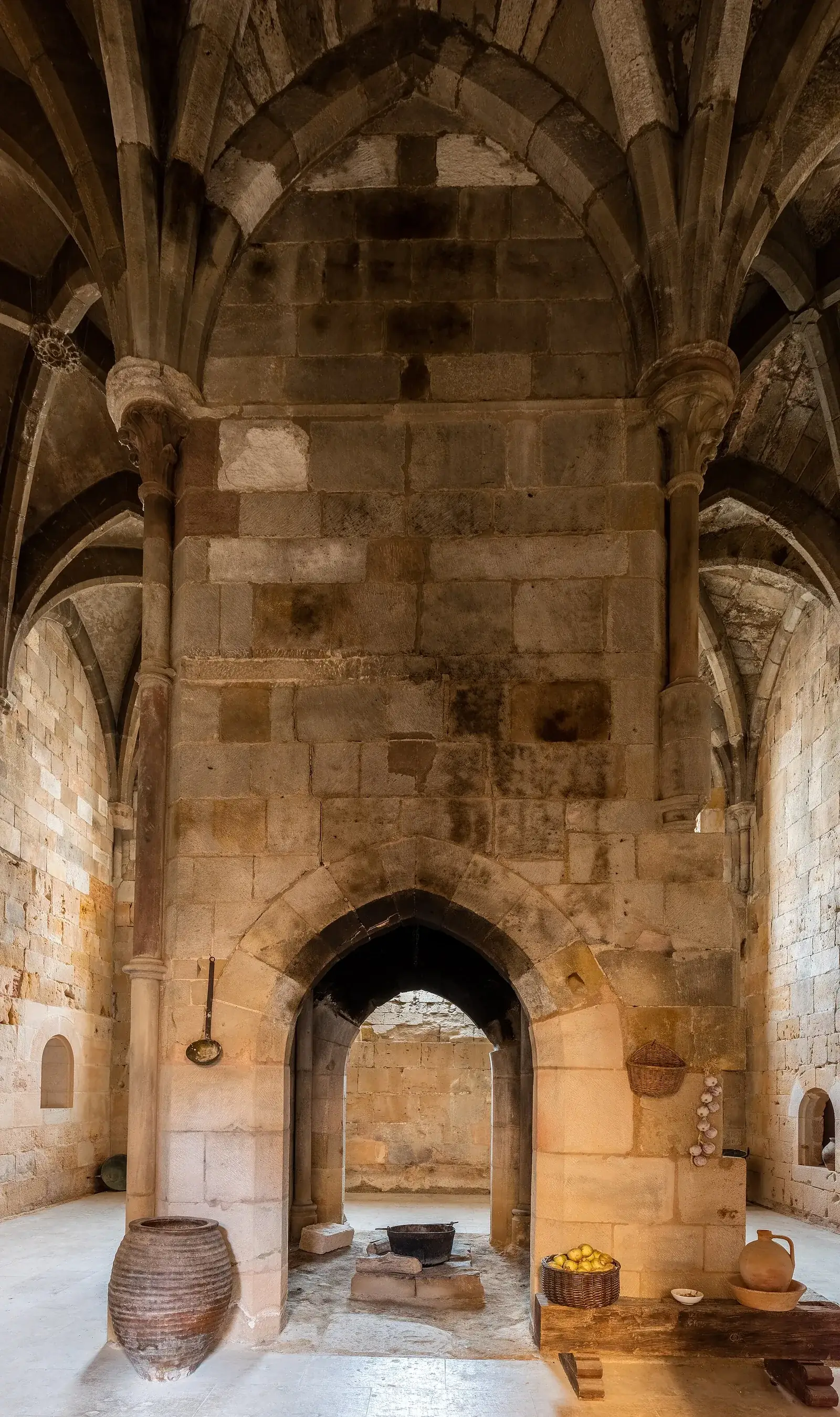 Cocina monumental del monasterio con su hogar central