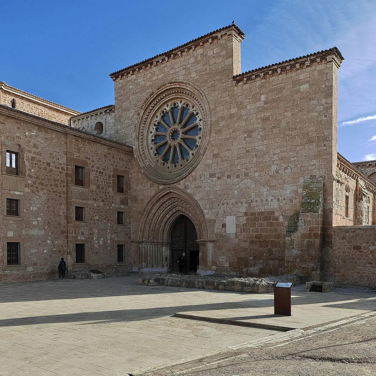 Fachada de la iglesia del monasterio con su gran rosetón