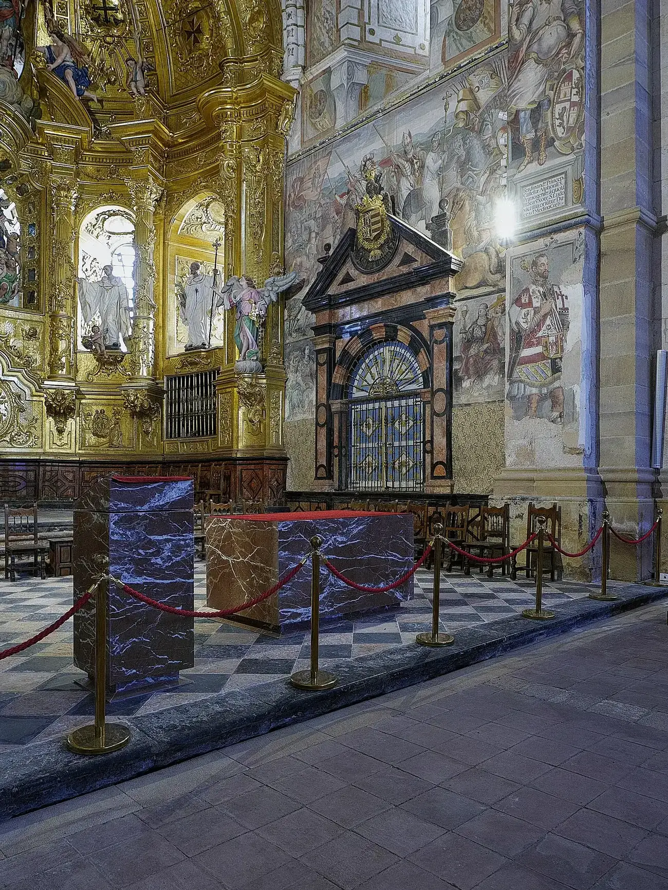 Presbiterio con las pinturas murales de la batalla de las Navas de Tolosa