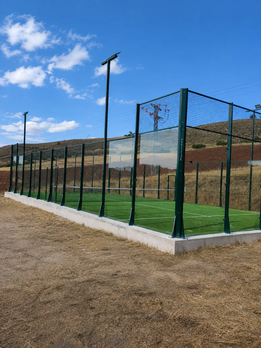 Nueva pista de pádel de Benamira, con los cerros del Jalón al fondo