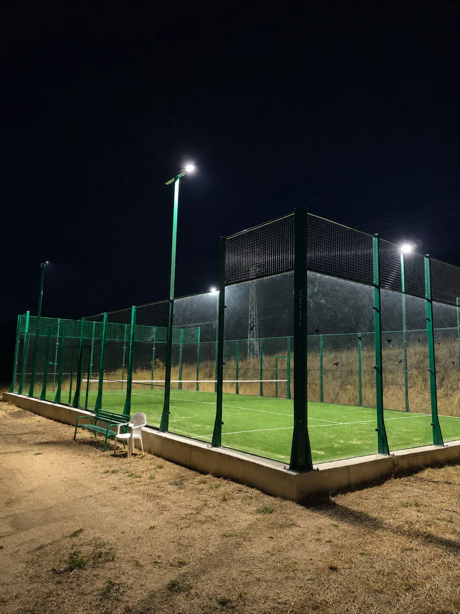Nueva pista de pádel de Benamira iluminada de noche