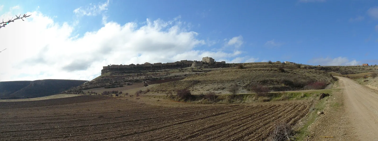 Rello desde el norte, con la muralla completa