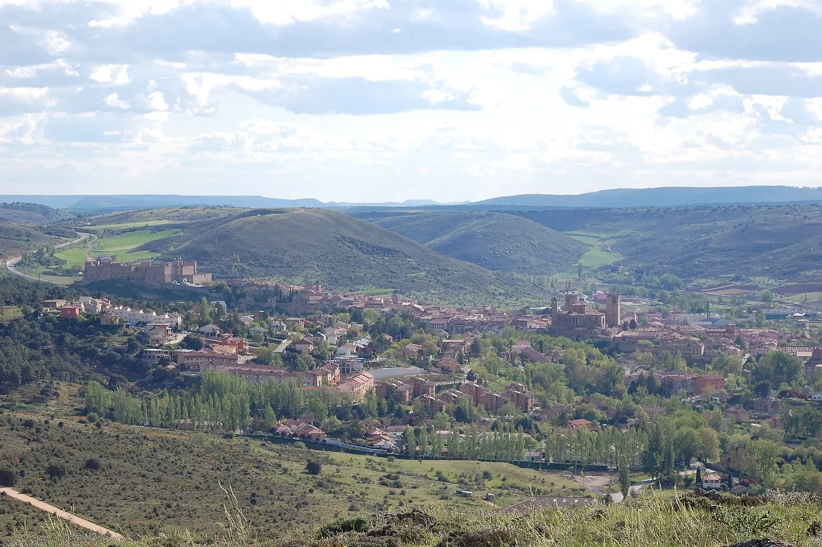 Vista de Sigüenza con el castillo dominando la ciudad