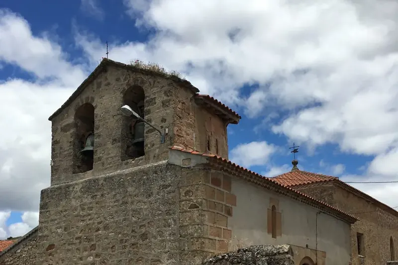 Espada&ntilde;a de la iglesia de San Miguel de Benamira con sus dos campanas