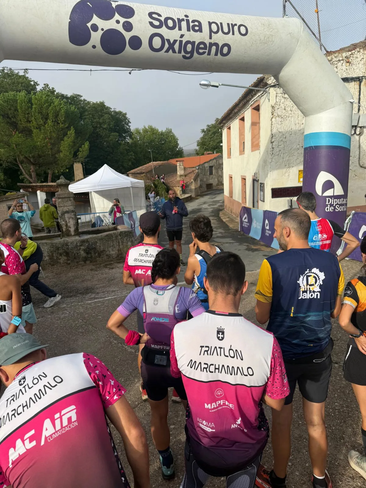 Corredores esperando la salida bajo el arco del circuito Soria Puro Ox&iacute;geno