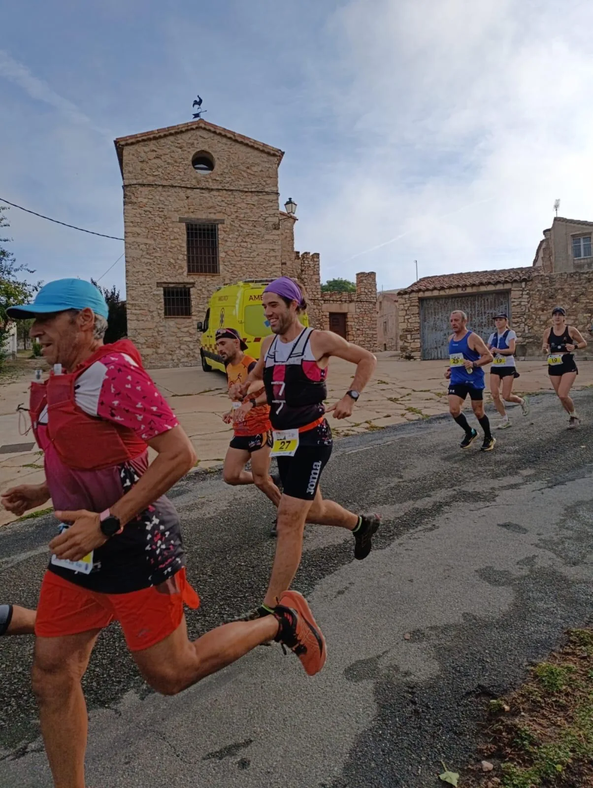 Corredores a su paso por las calles de Benamira