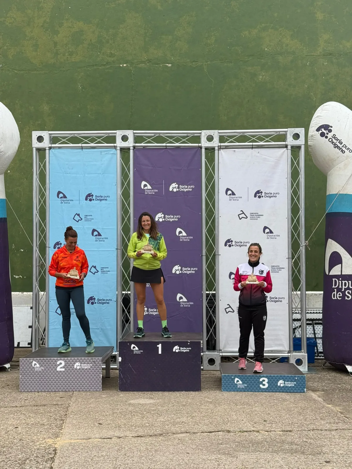 Podio femenino en el front&oacute;n