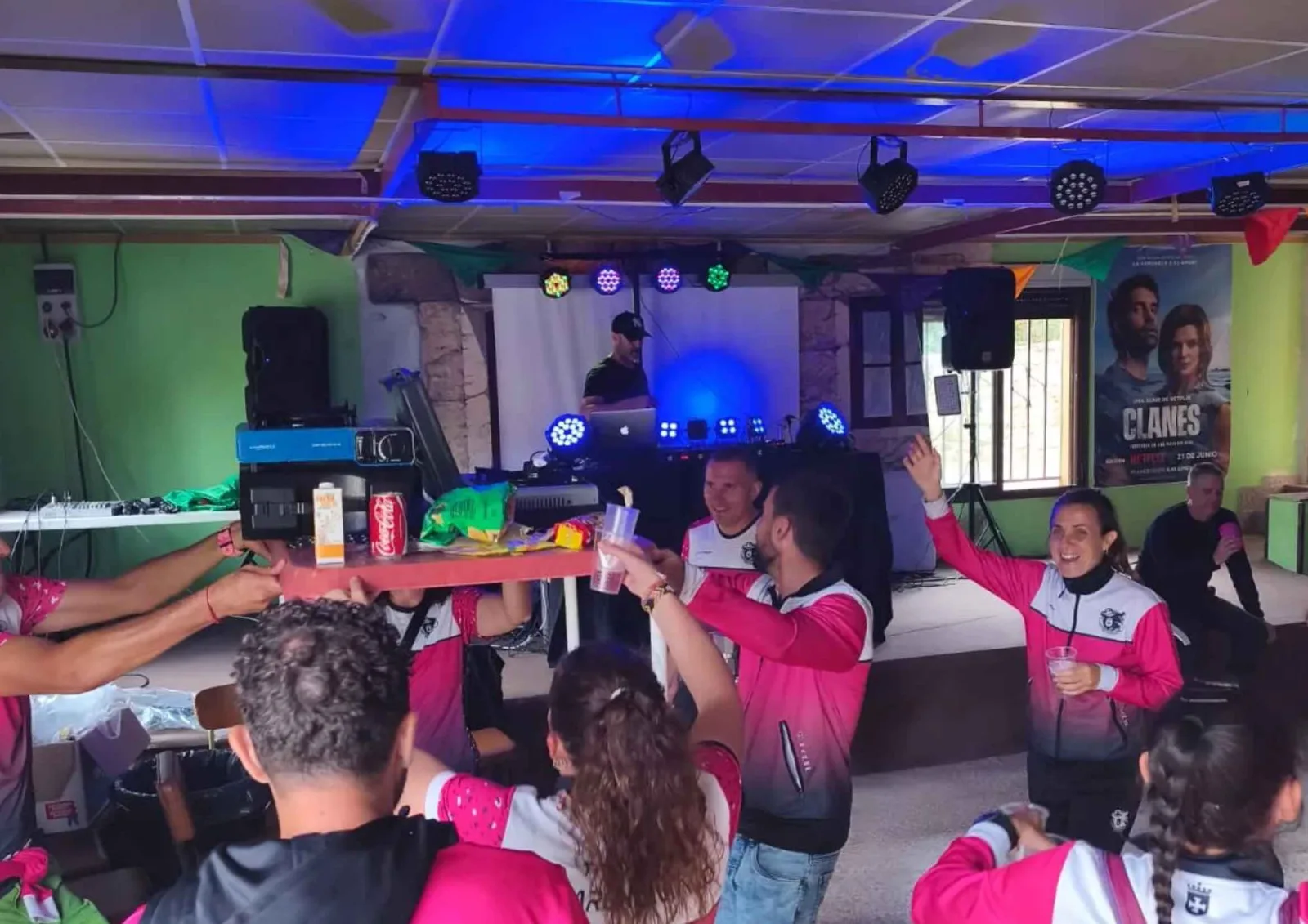 Ambiente de fiesta con DJ Chechu tras la carrera